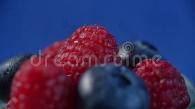 新鲜水果-<strong>蓝莓</strong>，覆盆子。 覆盆子和<strong>蓝莓</strong>排列得很漂亮